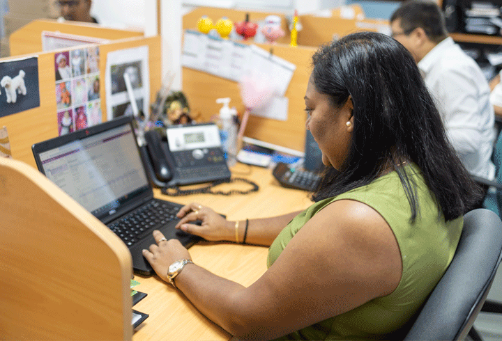 Madhuri a son poste de travail