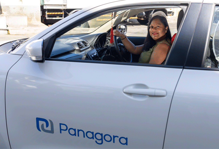 Madhuri dans la voiture de Panagora